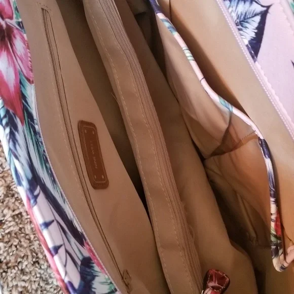 Floral Nine West Tote
Measurements Length 11in - Width 18in - Picture 3 of 4